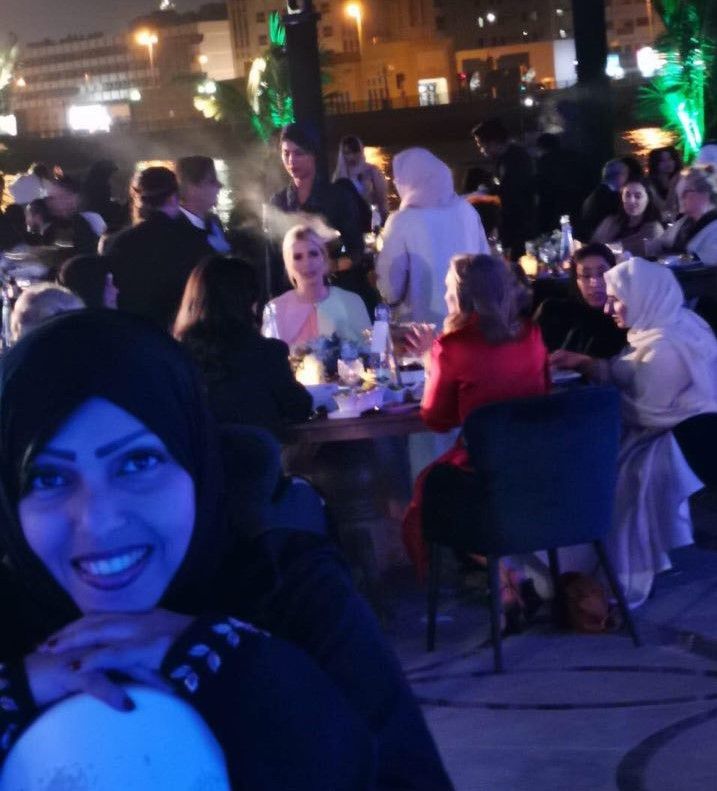 ايڤانكا ترامب تستمع الى الفنانة