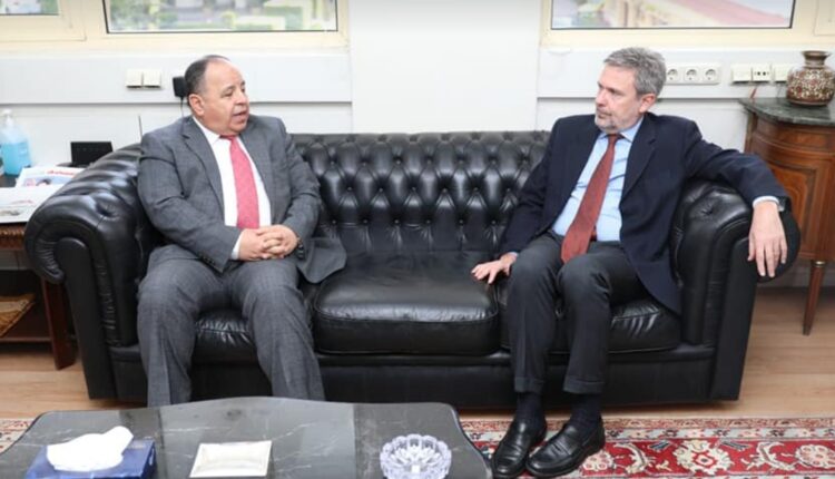 وزير المالية، الدكتور محمد معيط،مع السفير الإيطالي، مايكل كاروني