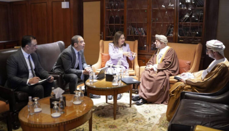الدكتورة هالة السعيد "وزيرة التخطيط والتنمية الاقتصادية" تجتمع مع وزير المالية العماني، سلطان بن سالم الحبسي