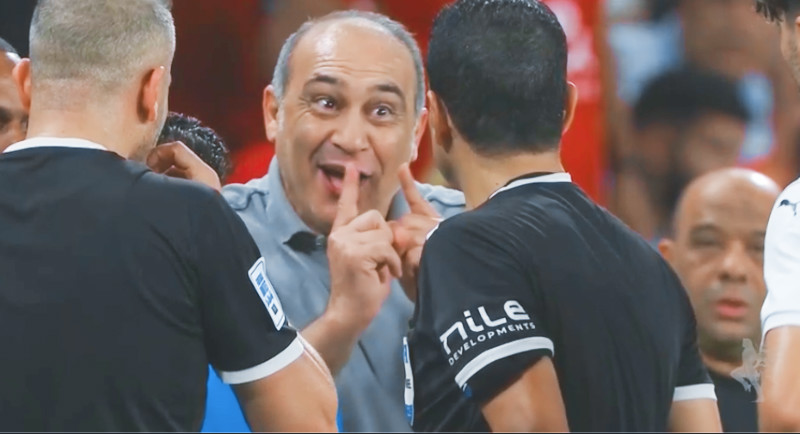 اعتراض علي ماهر علي حكم المباراة وحصوله علي انزار